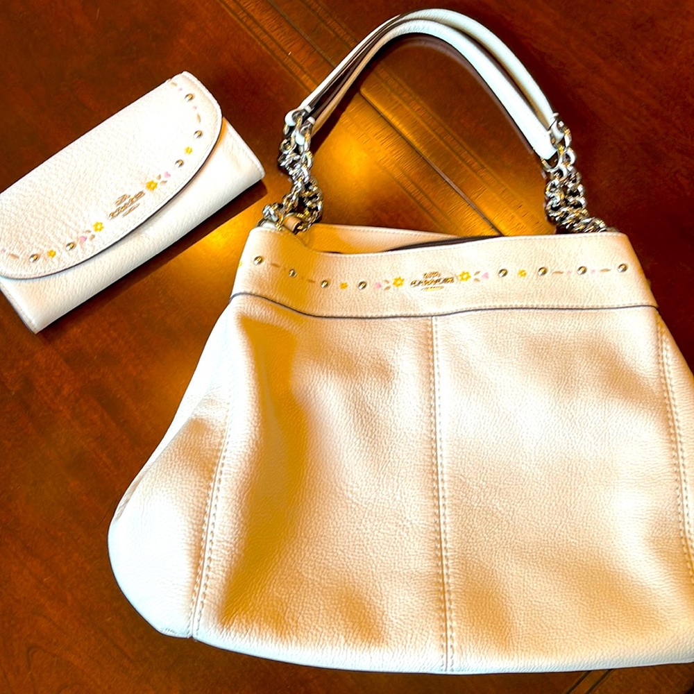 Barely carried Coach Lexi bag. Excellent condition!